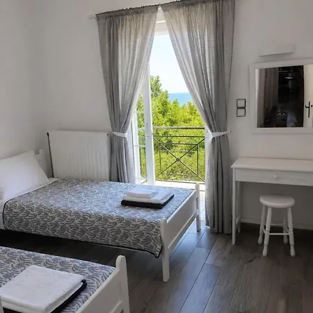 Evreti With Stunning Views, Near Fiscardo アパート フィスカルドン